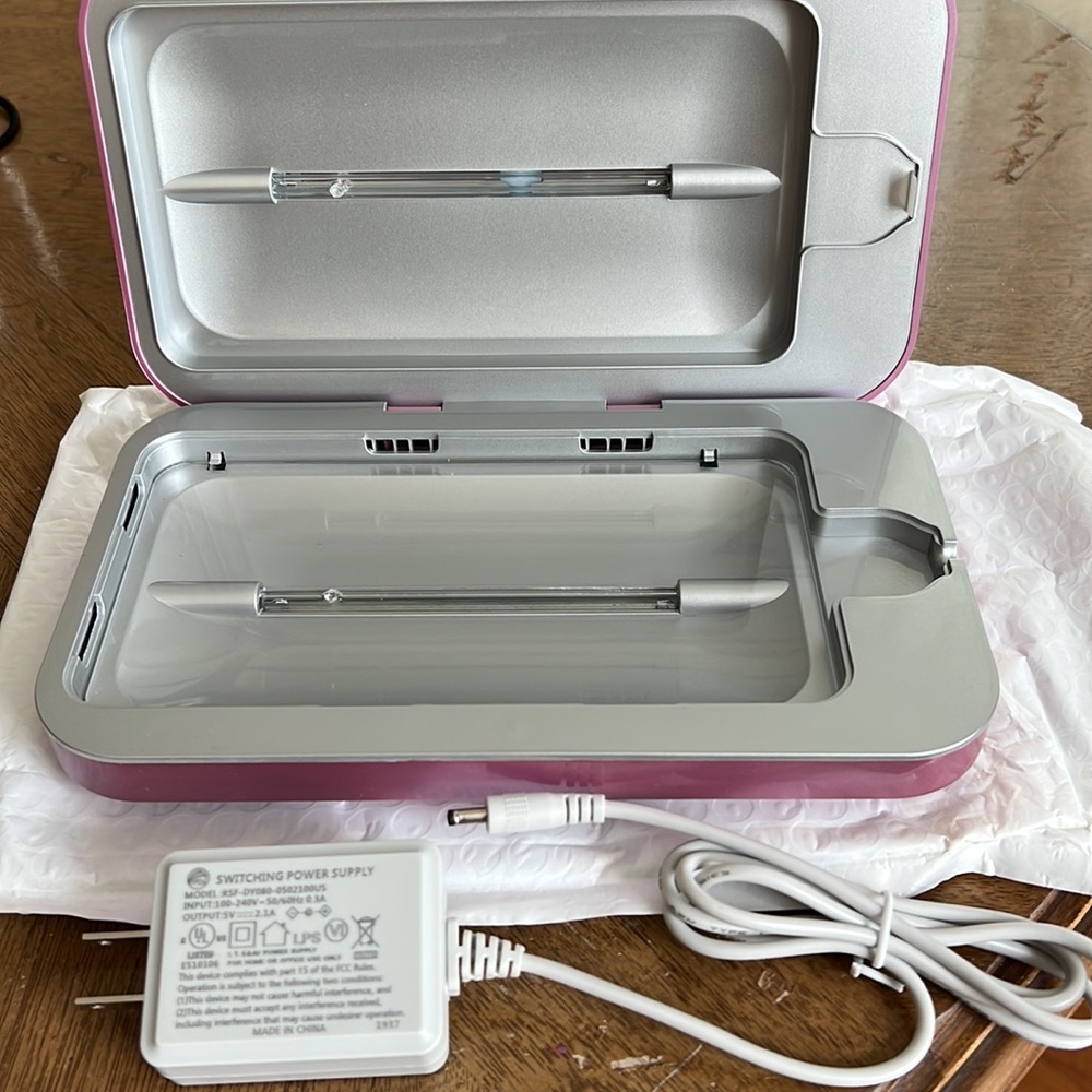 Phonesoap 3. It’s pink and new. Never been used. It comes with a charge cord.